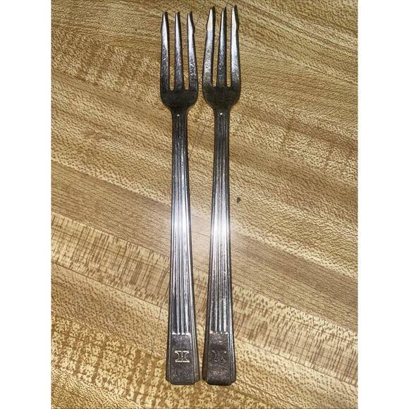 Set Of 2 Hilton Hotel International Silver Cocktail Seafood Forks Silverplate - Picture 1 of 7